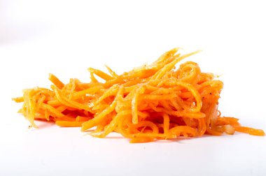 Salata taze havuç üzerinden. Ahşap bir masa üzerinde bir kapta Kore baharatlı sebze salatası. Vitamini menü. Vejetaryen mutfağı