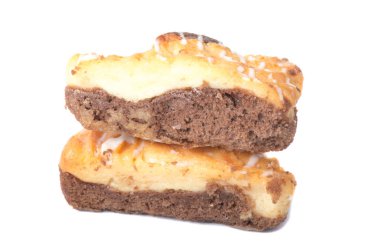 Beyaz arkaplanda küçük bisküviler