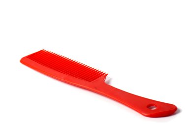 Beyaz arka plan üzerinde izole saç için tarak