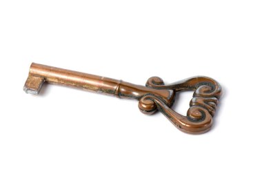 Eski anahtar beyaz arka planda izole edilmiş. Tasarım için gizemli eski anahtar. Paslı metalli antika anahtar. Eski vintage anahtar. 