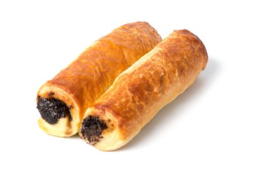 Beyaz arka planda izole tohumlu taze kahvaltı ekmeği rulosu.