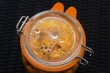 Sterilize edilmiş mirabelle erikleri, kış için ev yapımı meyve şurubu, besinleri korur.