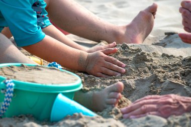 Sahilde oynayan çocuk, sağlık ve ruh sağlığı için iyi etkinlik ve spor