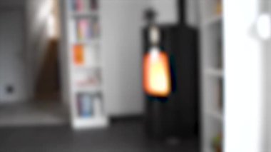 Oturma odasında arka plan kitaplığı olan bulanık bir fırın.