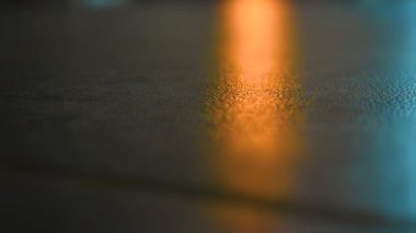 Oturma odasında arka plan kitaplığı olan bulanık bir fırın.