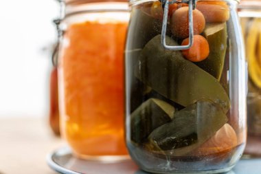 Yiyecek, meyve ve sebze kavanozları, sterilize edilmiş ya da mayalanmış.