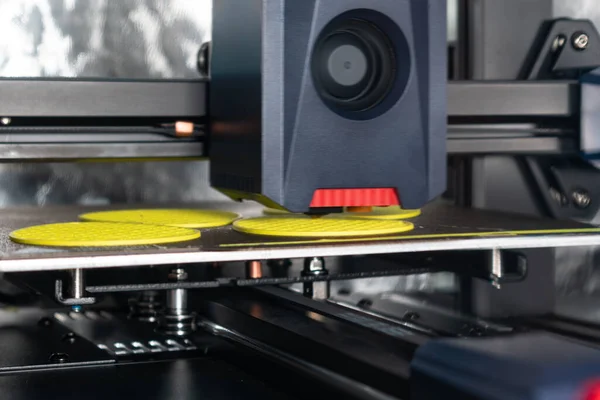 3D yazıcı, tepsiye iplik, mısır nişastası ve su geçirmez iplik içeren bir nesne basıyor.