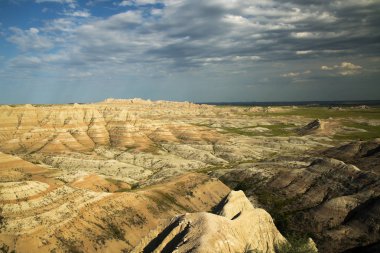 Geç öğleden sonra Güney Dakota'daki Badlands Ulusal Parkı'göster