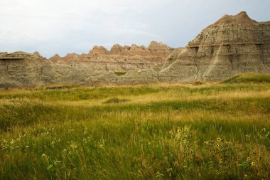 Geç öğleden sonra Güney Dakota'daki Badlands Ulusal Parkı'göster
