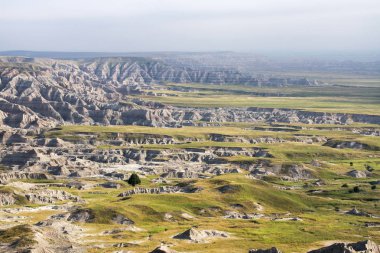 Geç öğleden sonra Güney Dakota'daki Badlands Ulusal Parkı'göster