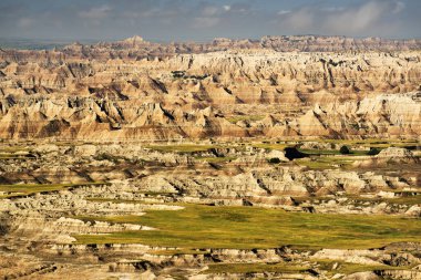 Geç öğleden sonra Güney Dakota'daki Badlands Ulusal Parkı'göster