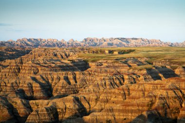 Büyük Badlands noktası Badlands Ulusal Parkı, Güney Dakota'güneş doğarken
