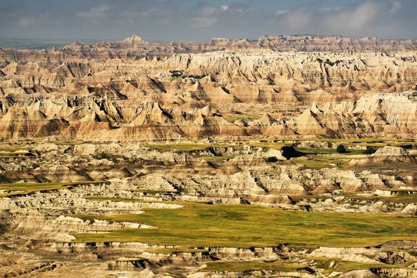 Geç öğleden sonra Güney Dakota'daki Badlands Ulusal Parkı'göster