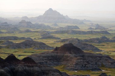 Geç öğleden sonra Güney Dakota'daki Badlands Ulusal Parkı'göster