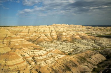 Geç öğleden sonra Güney Dakota'daki Badlands Ulusal Parkı'göster