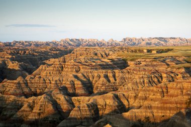 Büyük Badlands noktası Badlands Ulusal Parkı, Güney Dakota'güneş doğarken