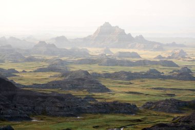 Geç öğleden sonra Güney Dakota'daki Badlands Ulusal Parkı'göster