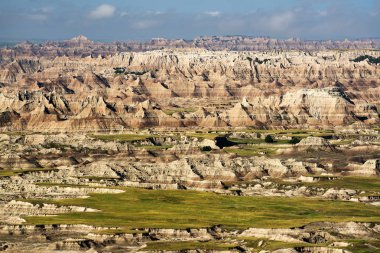 Geç öğleden sonra Güney Dakota'daki Badlands Ulusal Parkı'göster