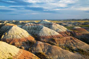 Geç öğleden sonra Güney Dakota'daki Badlands Ulusal Parkı'göster