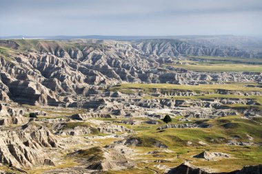 Geç öğleden sonra Güney Dakota'daki Badlands Ulusal Parkı'göster