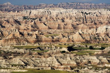 Geç öğleden sonra Güney Dakota'daki Badlands Ulusal Parkı'göster