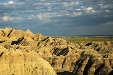 Geç öğleden sonra Güney Dakota'daki Badlands Ulusal Parkı'göster