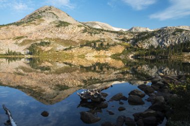 Sugarloaf dağ ve tıp yay tepe Libby Gölü içinde Tıp yay Ulusal ormanında Wyoming yansıması.