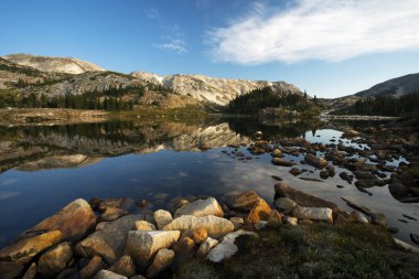 Sugarloaf dağ ve tıp yay tepe Libby Gölü içinde Tıp yay Ulusal ormanında Wyoming yansıması.