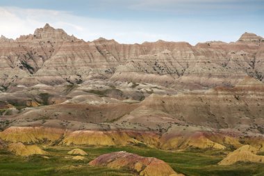 Geç öğleden sonra Güney Dakota'daki Badlands Ulusal Parkı'göster