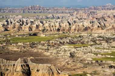Geç öğleden sonra Güney Dakota'daki Badlands Ulusal Parkı'göster