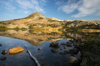 Sugarloaf dağ ve tıp yay tepe Libby Gölü içinde Tıp yay Ulusal ormanında Wyoming yansıması.