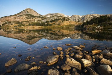 Sugarloaf dağ ve tıp yay tepe Libby Gölü içinde Tıp yay Ulusal ormanında Wyoming yansıması.