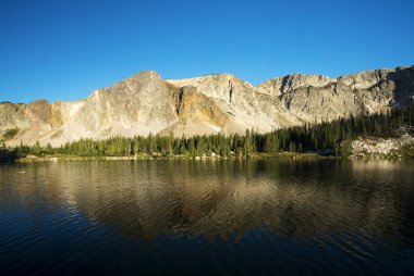 Sugarloaf dağ ve tıp yay tepe ayna göl içinde Tıp yay Ulusal ormanında Wyoming yansıması.