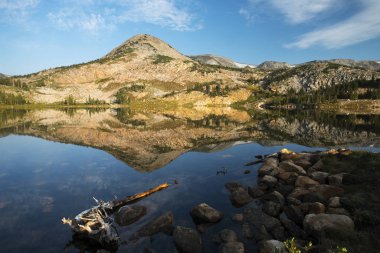 Sugarloaf dağ ve tıp yay tepe Libby Gölü içinde Tıp yay Ulusal ormanında Wyoming yansıması.