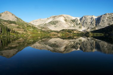 Sugarloaf dağ ve tıp yay tepe Libby Gölü içinde Tıp yay Ulusal ormanında Wyoming yansıması.
