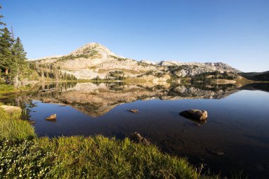 Sugarloaf dağ ve tıp yay tepe Libby Gölü içinde Tıp yay Ulusal ormanında Wyoming yansıması.