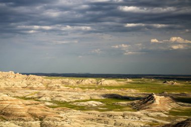 Geç öğleden sonra Güney Dakota'daki Badlands Ulusal Parkı'göster