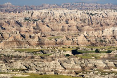 Geç öğleden sonra Güney Dakota'daki Badlands Ulusal Parkı'göster