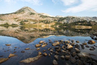 Sugarloaf dağ ve tıp yay tepe Libby Gölü içinde Tıp yay Ulusal ormanında Wyoming yansıması.