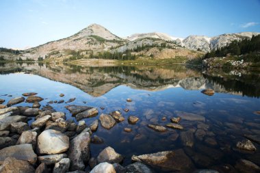Sugarloaf dağ ve tıp yay tepe Libby Gölü içinde Tıp yay Ulusal ormanında Wyoming yansıması.