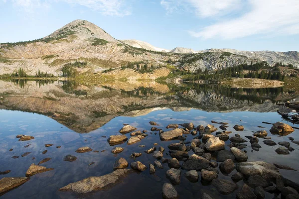 Sugarloaf dağ ve tıp yay tepe Libby Gölü içinde Tıp yay Ulusal ormanında Wyoming yansıması.