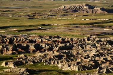 Geç öğleden sonra Güney Dakota'daki Badlands Ulusal Parkı'göster