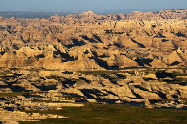 Geç öğleden sonra Güney Dakota'daki Badlands Ulusal Parkı'göster