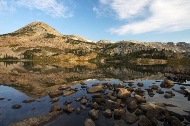 Sugarloaf dağ ve tıp yay tepe Libby Gölü içinde Tıp yay Ulusal ormanında Wyoming yansıması.