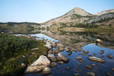 Sugarloaf dağ ve tıp yay tepe Libby Gölü içinde Tıp yay Ulusal ormanında Wyoming yansıması.