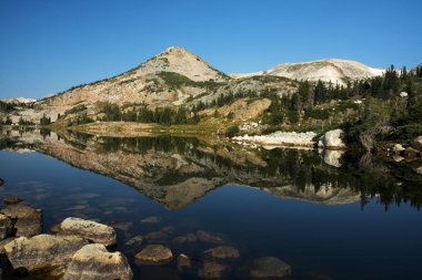 Sugarloaf dağ ve tıp yay tepe Libby Gölü içinde Tıp yay Ulusal ormanında Wyoming yansıması.