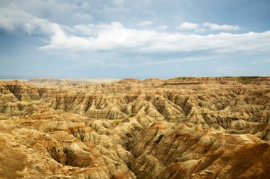 Geç öğleden sonra Güney Dakota'daki Badlands Ulusal Parkı'göster