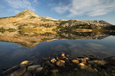Sugarloaf dağ ve tıp yay tepe Libby Gölü içinde Tıp yay Ulusal ormanında Wyoming yansıması.