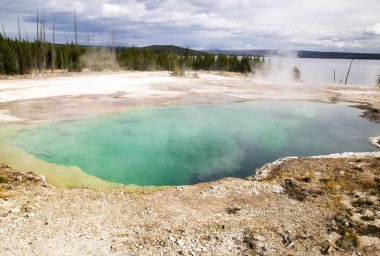 Batı başparmak şofben Havzası Yellowstone Milli Parkı'nda, küçük bahar.  