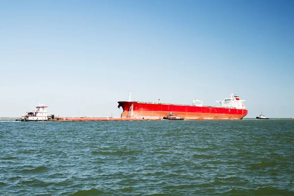 Petrol tankeri, kargo gemisi ve Corpus Christi, Teksas yakınlarında 2 Tug tekneler